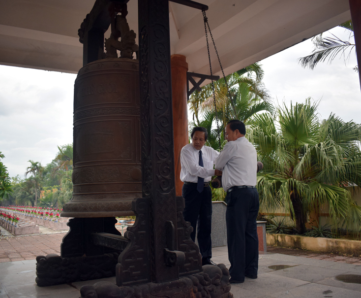 Đồng chí Hoàng Đăng Quang, Ủy viên Trung ương Đảng, Bí thư Tỉnh ủy, Chủ tịch HĐND tỉnh, cùng đồng chí Khăm Xỉ Út Thị Vong, Ủy viên Ban Thường vụ Tỉnh ủy, Phó Tỉnh trưởng, Trưởng đoàn công tác đặc biệt tỉnh Khăm Muộn thực hiện nghi lễ thỉnh chuông truyền thống