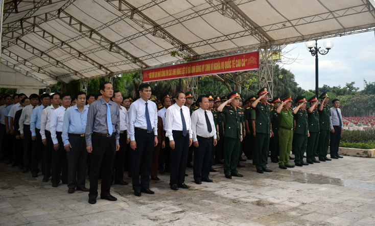 các đại biểu cùng đông đảo người dân đã kính cẩn dâng hương, dâng hoa và dành phút mặc niệm bày tỏ lòng biết ơn sâu sắc đối với các anh hùng liệt sĩ đã chiến đấu, hi sinh vì sự nghiệp bảo vệ Tổ quốc, vì nhiệm vụ quốc tế. 