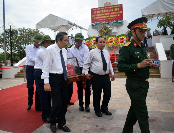 các đại biểu, lãnh đạo cùng nhân dân tiến hành tiễn đưa các liệt sĩ về với đất mẹ tại Nghĩa trang liệt sĩ Ba Dốc - nơi yên nghỉ của gần 3.000 liệt sĩ đã anh dũng hy sinh trong các cuộc kháng chiến bảo vệ Tổ quốc