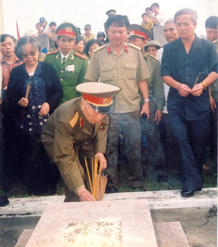 Đại tướng Võ Nguyên Giáp trong lần về thăm quê đến thắp hương ở nghĩa trang liệt sỹ.