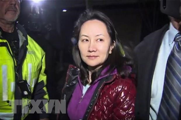 Giám đốc Tài chính của Tập đoàn Huawei, bà Mạnh Vãn Chu, rời khỏi tòa án tối cao ở Vancouver, Canada ngày 11-12-2018. (Nguồn: AFP/TTXVN)