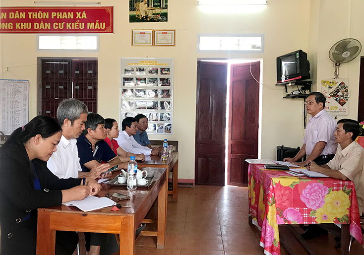 Ban công tác Mặt trận thôn Phan Xá, xã Xuân Thủy, huyện Lệ Thủy họp bàn về công tác tuyên truyền, vận động nhân dân chấp hành pháp luật.