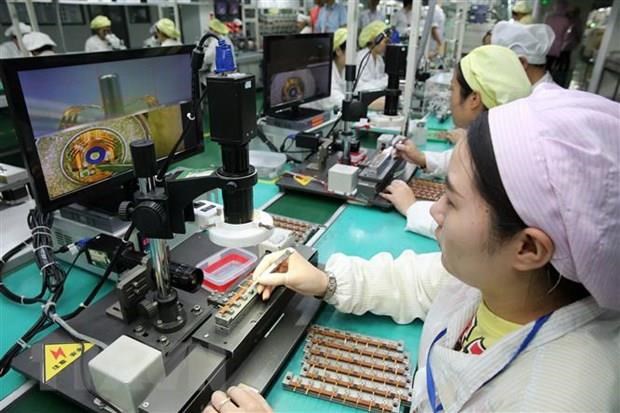 Công nhân làm việc trên dây chuyền sản xuất linh kiện xe ôtô tại nhà máy ở Hoài Bắc, thủ phủ tỉnh An Huy, Trung Quốc. (Nguồn: AFP/TTXVN)