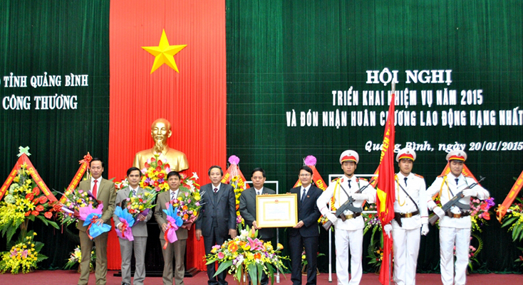 Ngành Công thương Quảng Bình vinh dự đón nhận Huân chương Lao động hạng Nhất năm 2014.