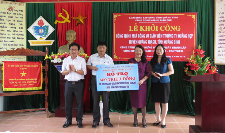 Thứ trưởng Bộ GD-ĐT Nguyễn Thị Nghĩa trao tiền hỗ trợ xây dựng nhà công vụ GV Trường TH Quảng Hợp.