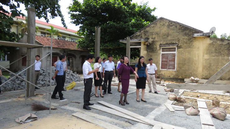 Đoàn công tác của Bộ GD-ĐT kiểm tra thực địa nơi khởi công xây dựng nhà công vụ GV tại Trường tiểu học Quảng Hợp.