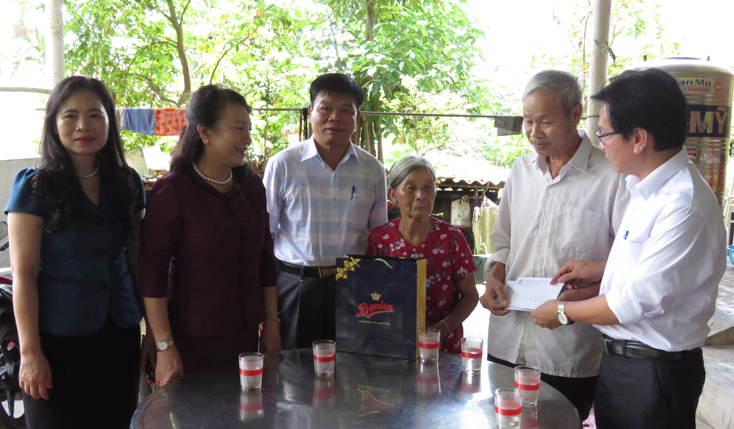 Thứ trưởng Bộ GD-ĐT, lãnh đạo Sở GD-ĐT, Công đoàn ngành Giáo dục đã đến thăm thầy giáo Trần Quốc Khánh tại nhà riêng ở xã Quảng Thủy (TX. Ba Đồn).