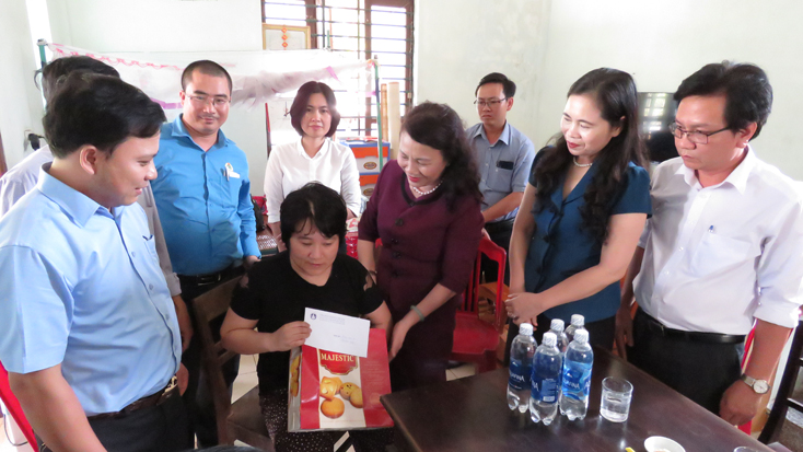 Thứ trưởng Nguyễn Thị Nghĩa trao quà cho cô giáo Hoàng Thị Thỏa tại nhà mẹ đẻ ở xã Đức Ninh (TP. Đồng Hới).