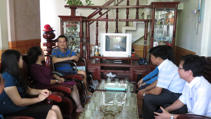  Lãnh đạo ngành GD-ĐT thăm hỏi, động viên thầy giáo Phạm Văn Thiên tại nhà riêng ở phường Nam Lý (TP. Đồng Hới).