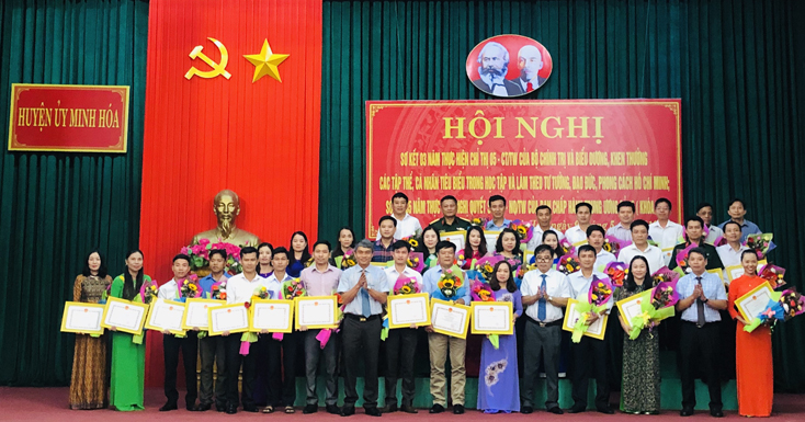 Lãnh đạo huyện Minh Hóa tặng giấy khen cho các tập thể và cá nhân.
