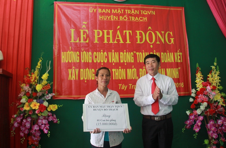 Đồng chí Lê Duy Hưng, Chủ tịch Ủy ban MTTQVN huyện Bố Trạch trao quà hỗ trợ hộ nghèo tại lễ phát động cuộc vận động  