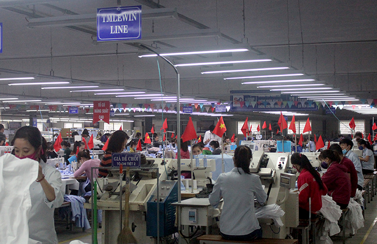 Với gần 1.000 lao động, năm 201, Công ty may S&D Quảng Bình xuất khẩu gần 4 triệu sản phẩm, doanh thu 5,4 triệu USD.  