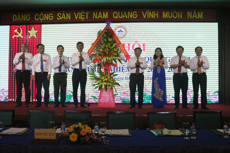 Đồng chí Trần Thắng, Phó Bí thư Thường trực Tỉnh ủy tặng hoa chúc mừng Đại hội