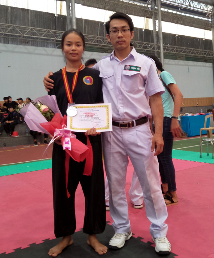 Chuẩn võ sư Trần Ngọc Vũ và học trò của mình tại giải võ cổ truyền Đại hội TDTT tỉnh Quảng Bình lần thứ VIII năm 2018.
