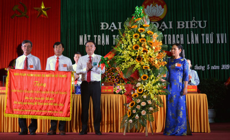 Đồng chí Đinh Hữu Thành, Tỉnh ủy viên, Bí thư Huyện ủy Bố Trạch tặng Đại hội bức trướng mang dòng chữ  
