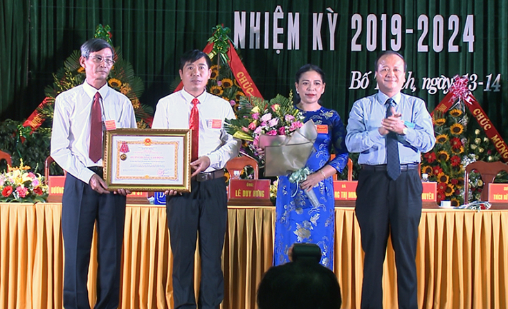 Thừa ủy quyền của Chủ tịch nước, đồng chí Trần Văn Tuân, Chủ tịch Ủy ban MTTQVN tỉnh đã trao Huân chương Lao động hạng Ba cho Ủy ban MTTQVN huyện Bố Trạch.