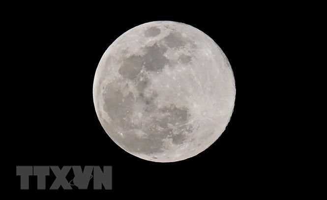  Mặt trăng nhìn từ Los Angeles, Mỹ, ngày 20/3/2019. (Ảnh: AFP/ TTXVN)