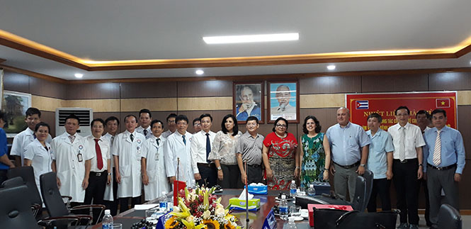 Đoàn công tác của Thứ trưởng Bộ Y tế Cuba chụp ảnh lưu niệm với các bác sỹ Bệnh viện hữu nghị Việt Nam-Cuba Đồng Hới