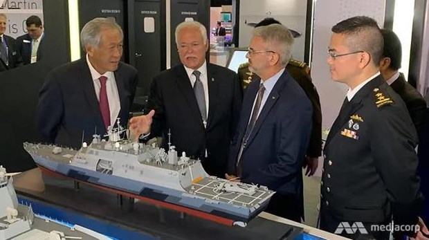 Bộ trưởng Quốc phòng Ng Eng Hen (bìa trái) thăm gian hàng của nhà thầu quốc phòng Lockheed Martin tại IMDEX châu Á 2019. (Nguồn: channelnewsasia.com)