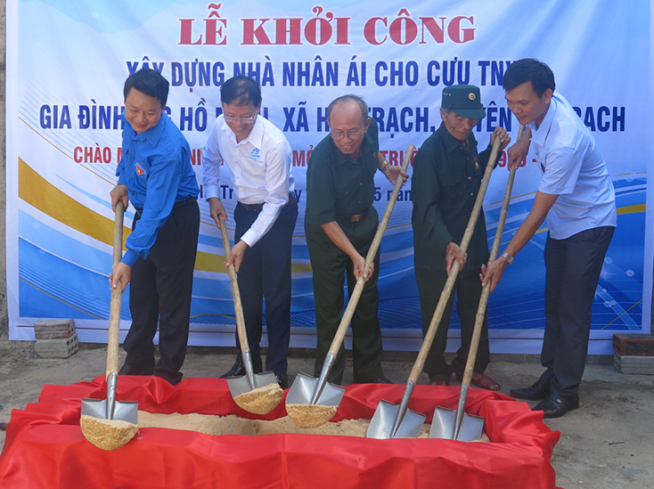Các đại biểu khởi công xây nhà nhân ái cho ông Hồ Minh