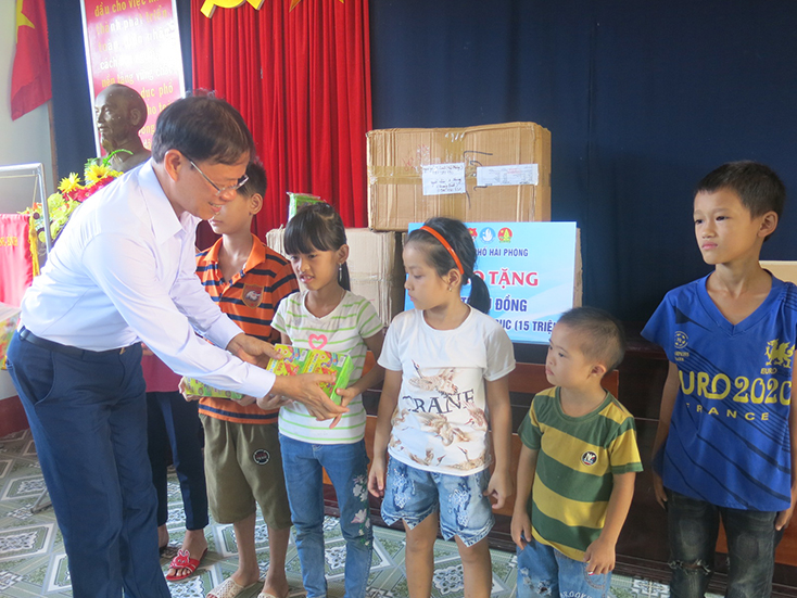 Đại diện Hội Sinh viên thành phố Hải Phòng trao quà cho các em tại Trung tâm nuôi dạy trẻ em khuyết tật huyện Quảng Trạch
