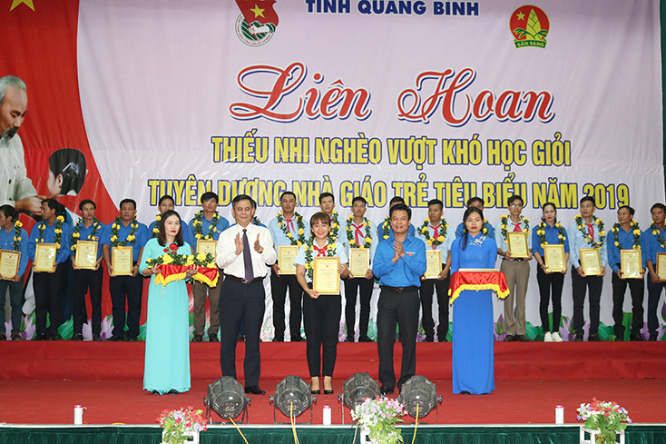 Đồng chí Trần Thắng, Phó Bí thư Thường trực Tỉnh uỷ và đại diện lãnh đạo Tỉnh đoàn trao giấy chứng nhận, tuyên dương các giáo viên trẻ tiêu biểu