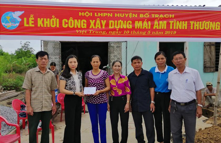 Đại diện Hội LHPN Bố Trạch trao quà hỗ trợ cho gia đình chị Hoàng Thị Mai, ở tổ dân phố Quyết Tiến, thị trấn Nông trường Việt Trung.