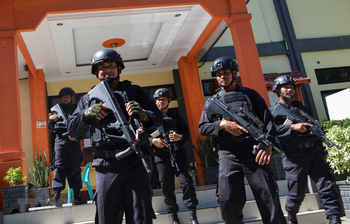 Cảnh sát Indonesia gác tại văn phòng ủy ban bầu cử ở Banda Aceh, tỉnh Aceh, ngày 6-4-2019. (Ảnh: AFP/ TTXVN)
