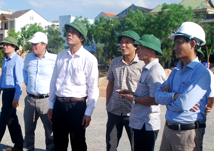 Đồng chí Trần Công Thuật, Chủ tịch UBND tỉnh kiểm tra tiến độ dự án tạo quỹ đất khu dân cư ở TP. Đồng Hới.