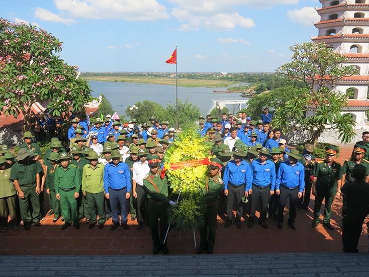 Các đại biểu là cựu TNXP, Bộ đội Trường Sơn dâng hương, hoa tại Đền Tưởng niệm Liệt sỹ Trường Sơn-Bến phà Long Đại