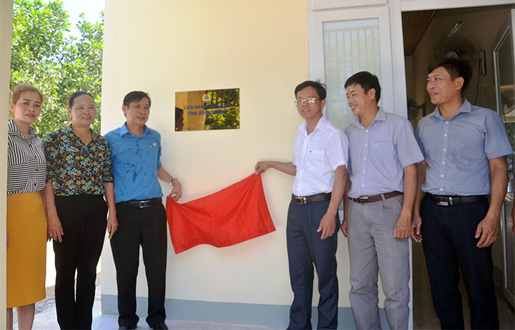 Lễ bàn giao nhà nội trú cho giáo viên Trường THCS và Trường Mầm non xã Hương Hóa