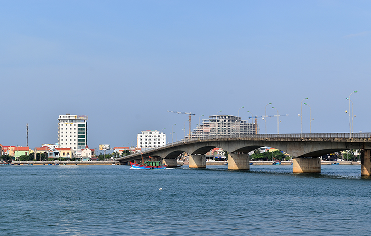 Cầu Nhật Lệ 1 nối liền trung tâm TP. Đồng Hới với xã Bảo Ninh.
