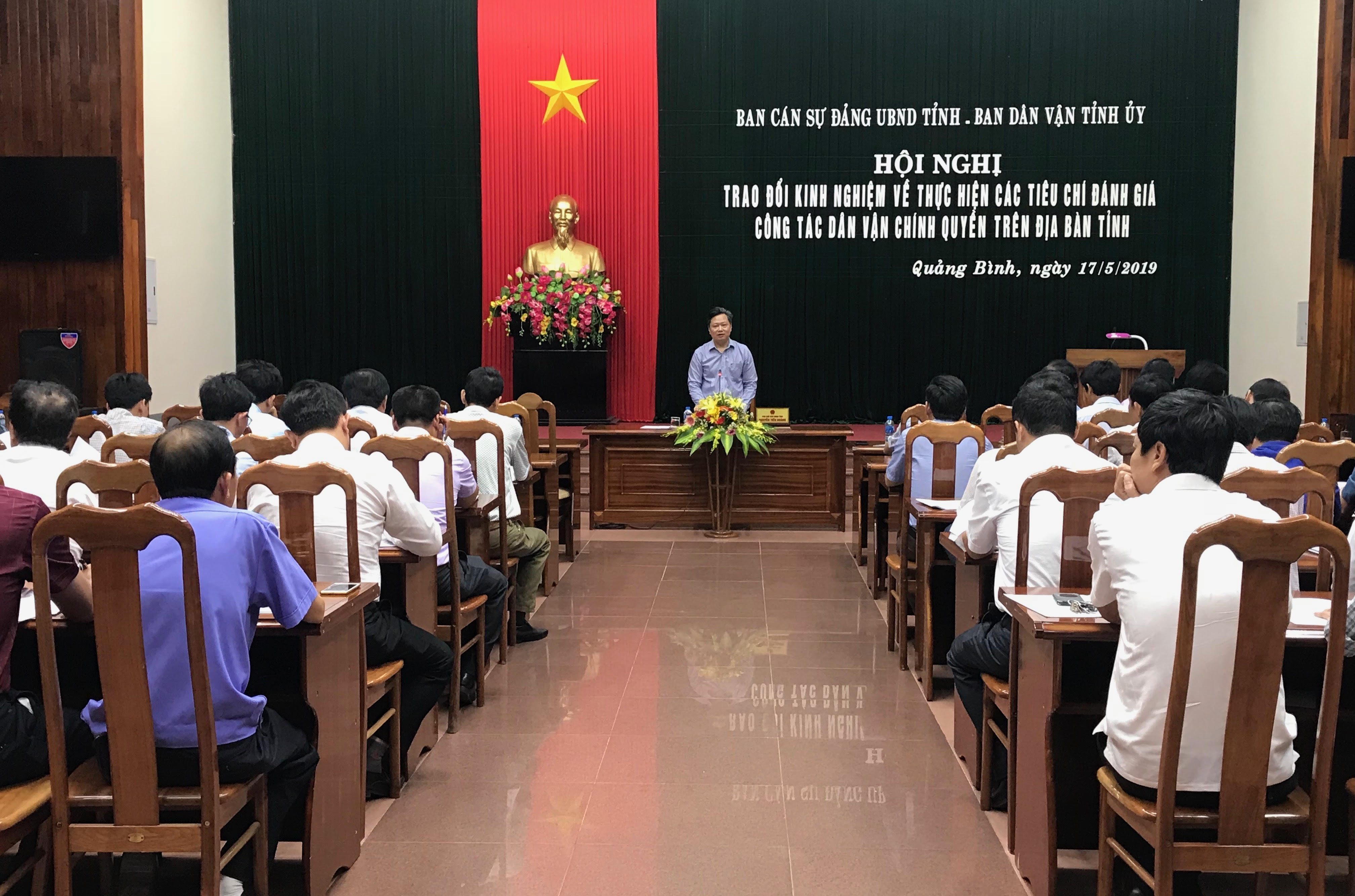 Đồng chí Phó Chủ tịch UBND tỉnh Nguyễn Tiến Hoàng phát biểu tại hội nghị