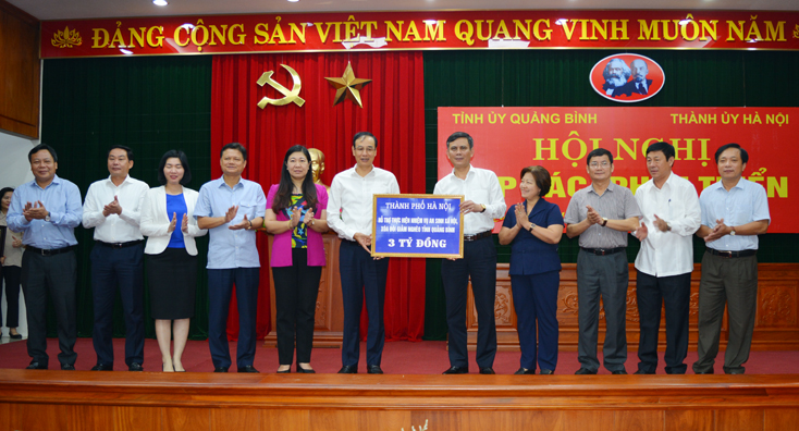 Đại diện lãnh đạo thành phố Hà Nội trao hỗ trợ quỹ xóa đói giảm nghèo và an sinh xã hội cho tỉnh Quảng Bình 