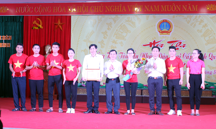 Đồng chí Nguyễn Thanh Xuân, Tỉnh ủy viên, Chánh án TAND tỉnh trao giải nhất cho đoàn TAND tỉnh