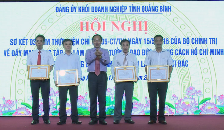  Đồng chí Nguyền Quang Năm, Bí thư Đảng ủy Khối Doanh nghiệp tỉnh khen thưởng các đảng viên hoàn thành xuất sắc nhiệm vụ 5 năm liền (2014-2018)
