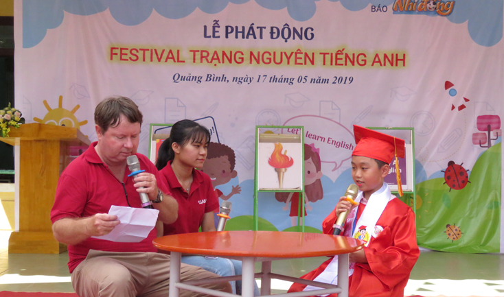 Cuộc giao lưu giữa giáo viên nước ngoài và Trạng nguyên Tiếng Anh toàn quốc năm 2018 Lê Văn Thái Sơn.