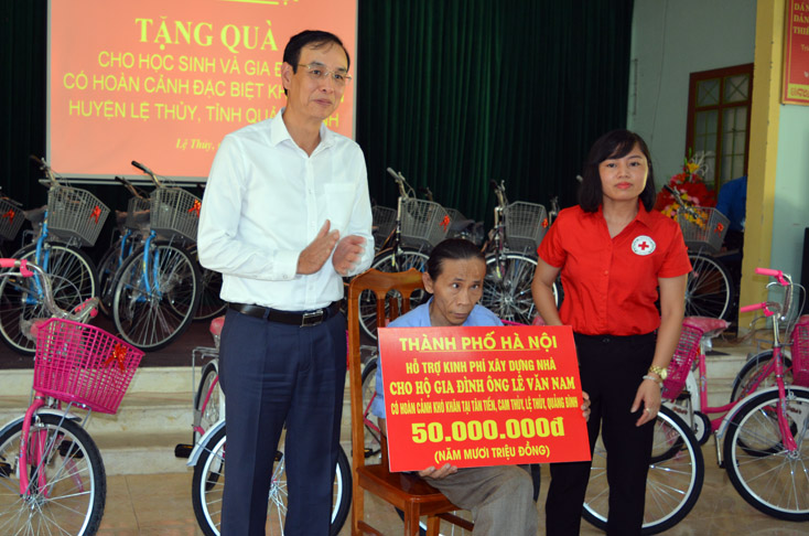 Đồng chí Đào Đức Toàn, Phó Bí thư Thành uỷ trao hỗ trợ 50 triệu đồng làm nhà ở cho gia đình ông Lê Văn Nam (ở thôn Tân Tiến, xã Cam Thuỷ).