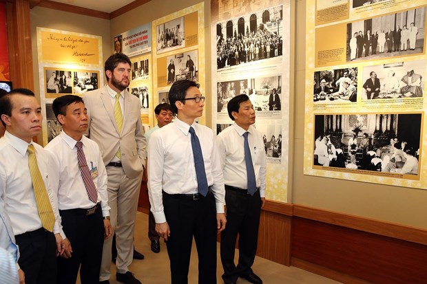 Phó Thủ tướng Vũ Đức Đam thăm phòng trưng bày. (Nguồn: baochinhphu.vn)