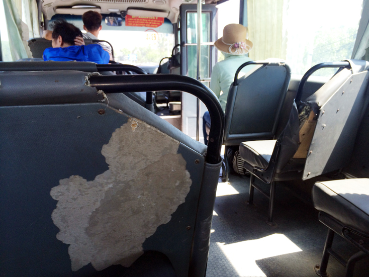 Những hàng ghế dành cho hành khách ngồi đã cũ kỹ, nhiều ghế rách nát, rệu rã...