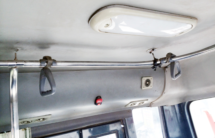 Khung sắt được cố định trên trần xe, có gắn tay vịn dành cho hành khách đứng cũng bị bong hết vít...