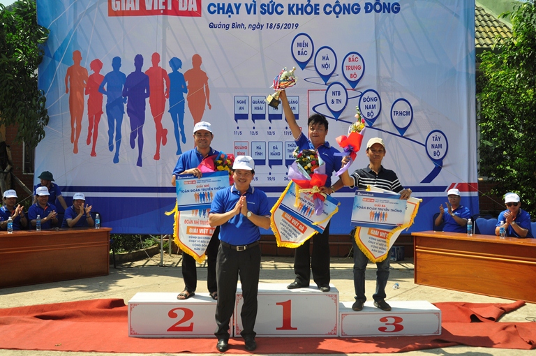 Đồng chí Trần Vũ Khiêm, Giám đốc Sở Văn hóa và Thể thao trao giải nhất, nhì, ba toàn đoàn truyền thống cho các đoàn.