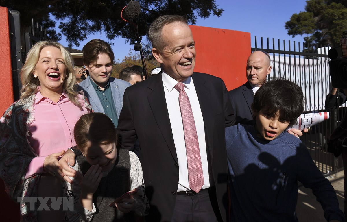 Lãnh đạo Công đảng đối lập ông Bill Shorten (giữa) tại một địa điểm bầu cử ở Melbourne ngày 18-5. (Ảnh: AFP/TTXVN)