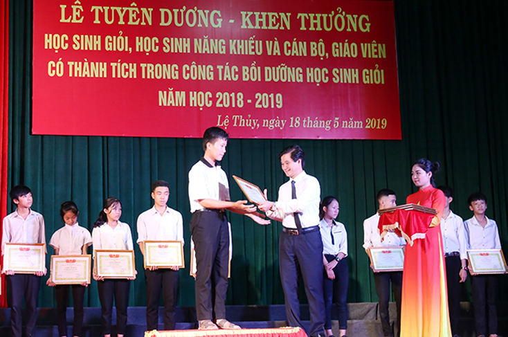 Đồng chí Đặng Đại Tình, Chủ tịch UBND huyện Lệ Thủy trao thưởng cho các học sinh có thành tích xuất sắc trong năm học 2018-2019.