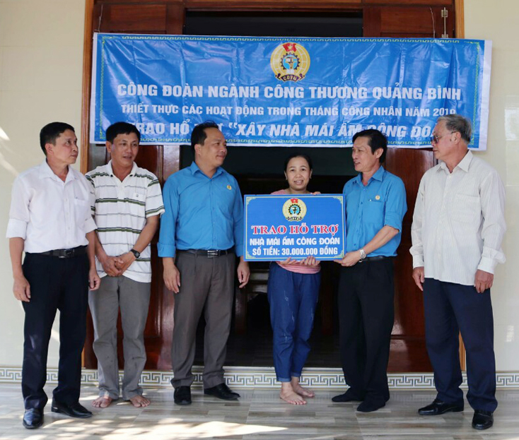 Đại diện lãnh đạo Liên đoàn Lao động tỉnh và Công đoàn ngành Công thương trao tiền hỗ trợ cho gia đình chị Nguyễn Thị Trung.