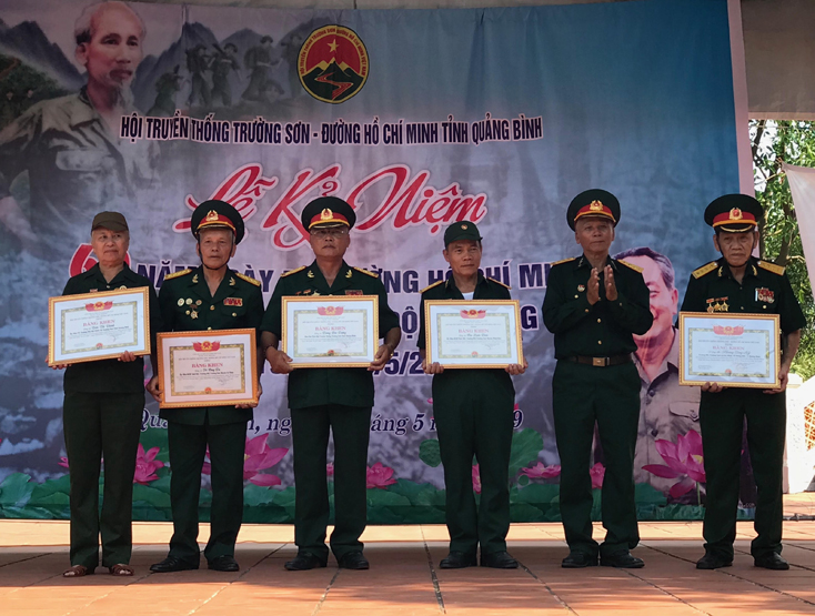 Đại diện lãnh đạo Hội truyền thống Trường Sơn-đường Hồ Chí Minh tỉnh trao bằng khen của Hội truyền thống Trường Sơn-đường Hồ Chí Minh Việt Nam cho các tập thể và cá nhân