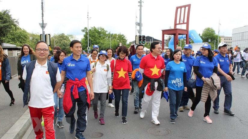   Các đại biểu Bộ Y tế Việt Nam và Phái đoàn thường trực Việt Nam tại Geneva tham dự sự kiện thể thao cộng đồng do WHO tổ chức. (Ảnh: Hoàng Hoa/TTXVN)