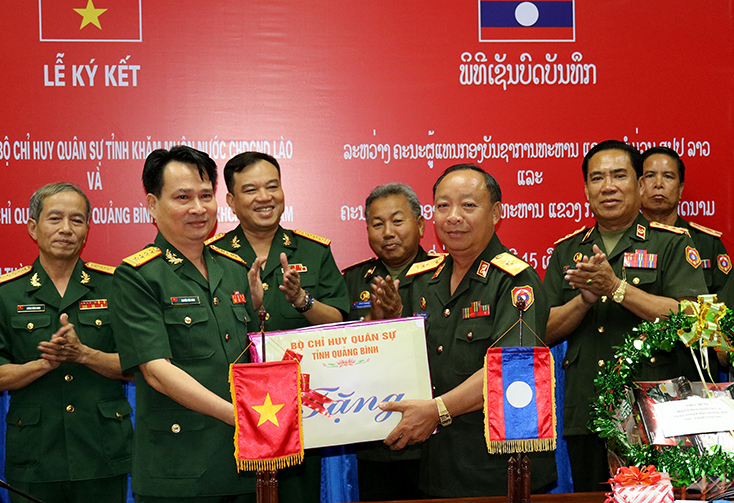Chỉ huy trưởng Bộ CHQS tỉnh đại tá Nguyễn Văn Man tặng quà Bộ CHQS tỉnh Khăm Muộn.