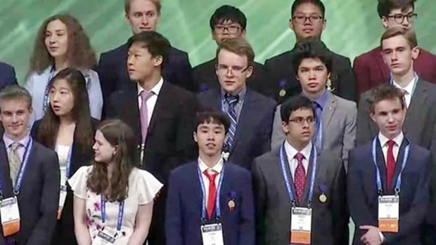  Học sinh Vũ Hoàng Long (hàng đầu, thứ 3 từ trái sang) trong lễ trao giải tại Intel ISEF năm 2019, Mỹ. (Nguồn: Sở Giáo dục-Đào tạo tỉnh Lào Cai)
