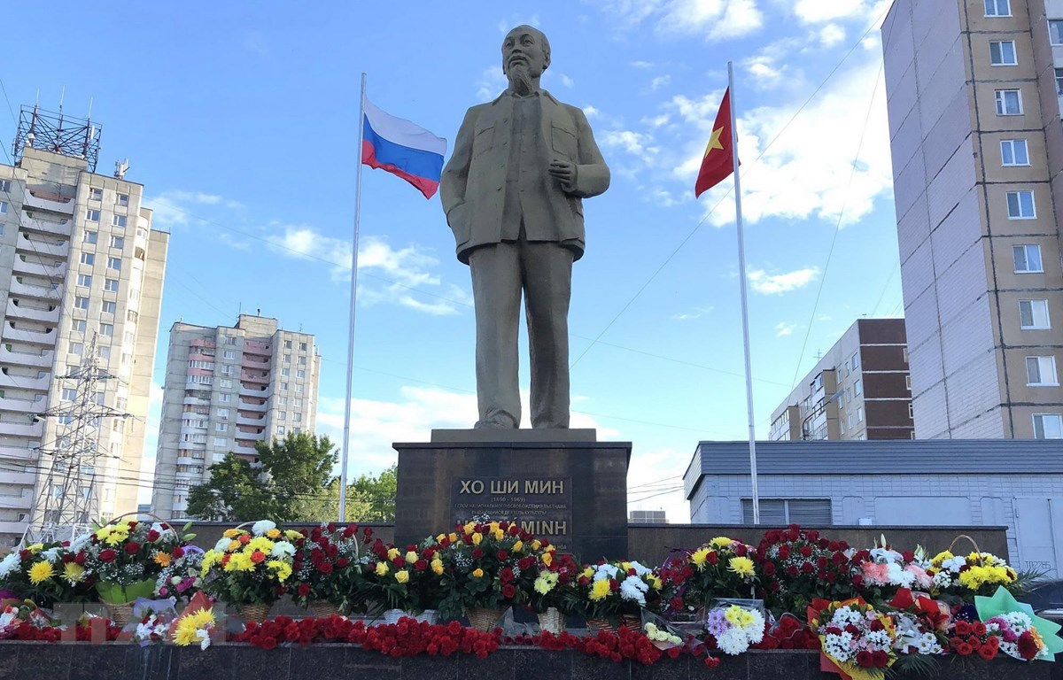 Tượng đài Bác Hồ ở quảng trường mang tên Bác ở thành phố Ulianovsk - quê hương của Lenin. (Ảnh: Tâm Hằng/TTXVN)